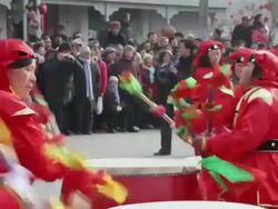 MS Villagers performing gongs and drums in traditional festive folk celebration or carnival during chinese spring festival  AUDIO  / xi'an, shaanxi, china Stock Footage