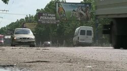 CLEAN : Ukraine president hits out over Russian tanks News Clip