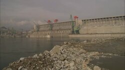 Cranes stand idle on the Three Gorges Dam. Stock Footage