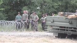 VOICED : Hungria levanta una valla frente a Serbia News Clip