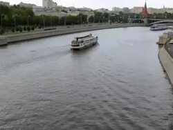 Time lapse Boats on the Moscow river. Kremlin in the background Stock Footage