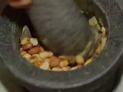 grind peanut and garlic Stock Footage