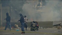 Police clash with protesters in Venezuela Instructional Video