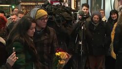 CLEAN : Fans continue to arrive to lay flowers at Bowie memorial News Clip