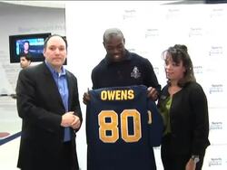 People line up in New York City to get an autographed copy of Dallas Cowboy Terrell Owens' new book. News Clip
