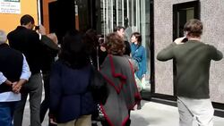 VOICED : Alquila tu sequito de fans en LA News Clip