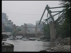 Mobile phone footage from the banks of the Mississippi of collapsed bridge News Clip