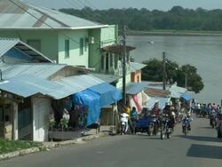View of a street and its regional movement that ends at a river Stock Footage