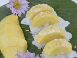 Sweet sticky rice with mango Thai dessert HD Stock Footage
