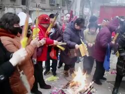 MS Pilgrims burning joss sticks to pray for good luck during Chinese Lunar New Year at Buddhist temple / xi'an, shaanxi, china Stock Footage