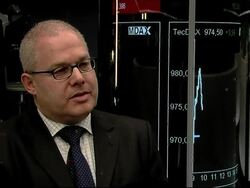 Oil hits US$100 a barrel, trading floor, broker reax News Clip