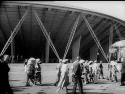 FESTIVAL FREEDOM FOR ""PEARLIES"" News Clip