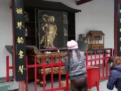 MS PAN Pilgrims praying for wealth during Chinese Lunar New Year at temple / xi'an, shaanxi, china Stock Footage