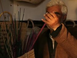 Tunisian Basket Maker weaves basket in traditional way Stock Footage