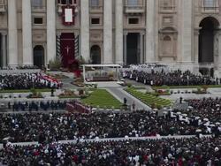 B-ROLL - Pope Francis Delivers First 'Urbi Et Orbi' Blessing During Easter Mass In St. Peter's Square at St. Peter's Square on March 31, 2013 in Vatican City, Vatican. (Footage by Giulio Origlia/Getty Images) Stock Footage