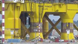 Polar Pioneer oil platform in Seattle News Clip