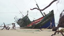 aground boat Stock Footage