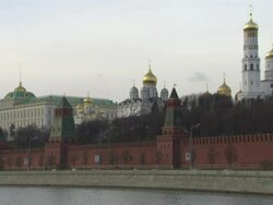 Extreme Long Shot static - Heavy traffic streams past the Kremlin in Moscow. / Moscow, Russian Federation Stock Footage