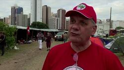 VOICED : Tension en Brasil seguidores de Lula acampan en Curitiba News Clip