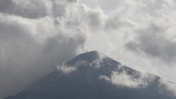 CLEAN : 300 people evacuated as Guatemalan volcano activity increases News Clip