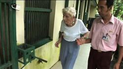 90 year old woman living with Orangutans News Clip