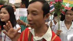 SUU KYI MEETS MIGRANT WORKERS FROM MYANMAR NEAR BANGKOK News Clip