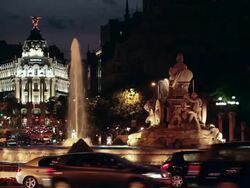 WS Heavy traffic at Plaza de Cibeles with Fuente de la Cibeles at night / Madrid, Spain Stock Footage