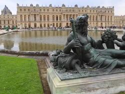 Paris, statue in the gardens of the Chateau de Versallies Stock Footage