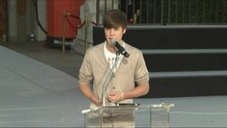 Michael Jackson's children immortalize his hands and footprints, Justin Bieber sings News Clip