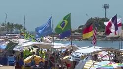 CLEAN : Brazilians and tourists enjoy Rio beaches during heatwave News Clip