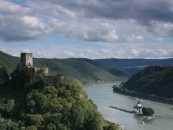 WS Castle Gutenfels overlooking rhine at Kaub / Kaub, Rhineland- Palatinate, Garmany Stock Footage