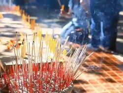 HD:Burning incense and praying at a Buddhist temple in Bangkok. Stock Footage
