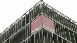 VOICED : France ponders future of phone booths, ou News Clip