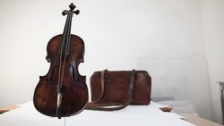 Subastaran el violin del Titanic News Clip
