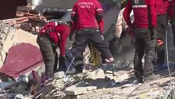 CLEAN : Rescuers pull out bodies from a shopping center in Manta News Clip