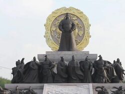 LS Statue of Tang Taizong(Emperor of Tang Dynasty) on fountain square/xian,shaanxi,China Stock Footage