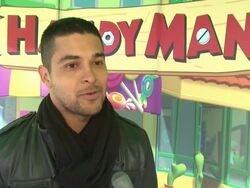 EVENT CAPSULE REPORTER/CHYRON: Wilmer Valderrama And Children From New York City's Earth School Plant Generation X Garden, New York, NY 4/15/09 Stock Footage