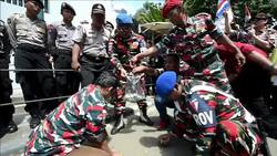 CLEAN : Indonesians collect coins to protest Australian tsunami comments News Clip