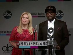 Kelly Clarkson announces the favorite male artist for pop/rock nominees at the 2013 American Music Awards Nominations Press Conference Stock Footage