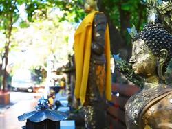 HD:Praying at a Buddhist temple in Bangkok. Stock Footage