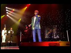 Six hundred fans gather for Sir Cliff signing session News Clip