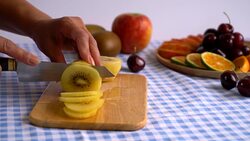 slicing kiwi Stock Footage