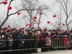MS PAN People surround and watching performance at temple fair to celebrate Chinese spring festival / xi'an, shaanxi, china Stock Footage