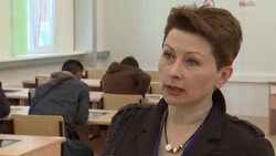 Former Soviet migrants queue for work permits Instructional Video