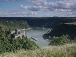 WS Castle Katz overlooking rhine at Sankt Goarshausen, Loreley Rock in center / Sankt Goarshausen, Rhineland- Palatinate, Garmany Stock Footage