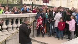 CLEAN : Bomb alert forces clearance of major Paris News Clip