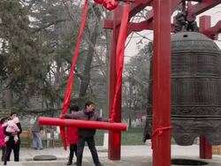 MS Man knocking bell to pray for good luck at temple fair to celebrate Chinese spring festival / xi'an, shaanxi, china Stock Footage