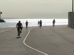 WS Joggers and cyclists on Lakefront Trail / Chicago, Illinois, USA Stock Footage