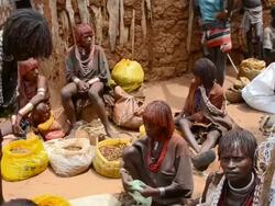 MS Market with Bena tribes selling items and talking in crowded market / Dimeka, Ethiopia Stock Footage