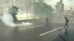 CLEAN : Clashes erupt during street protests in tense Venezuela News Clip